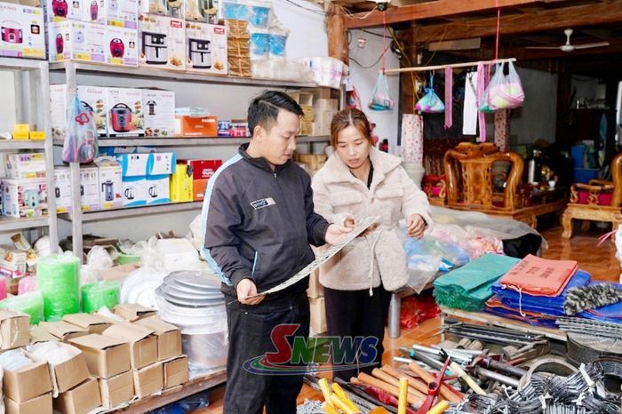 Người dân xã Mường Bám lựa chọn mua công cụ sản xuất.