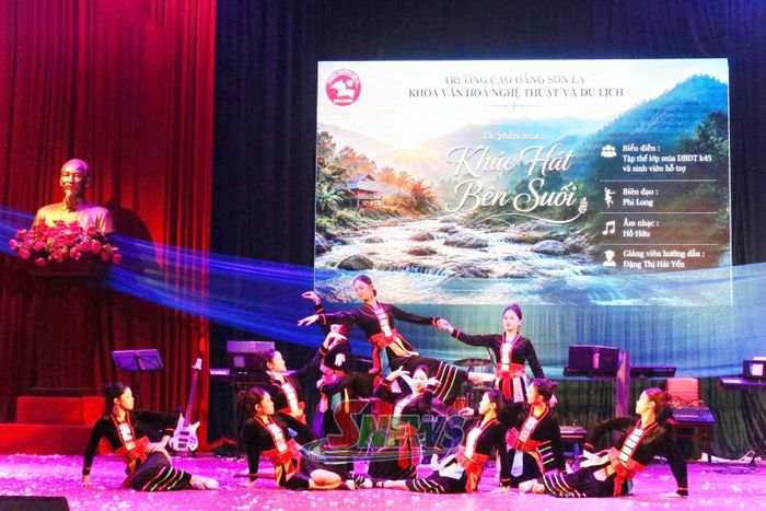 Tiết mục múa "Khúc hát bên suối" của học sinh Khoa Văn hoá nghệ thuật và Du lịch, Trường Cao đẳng Sơn La.