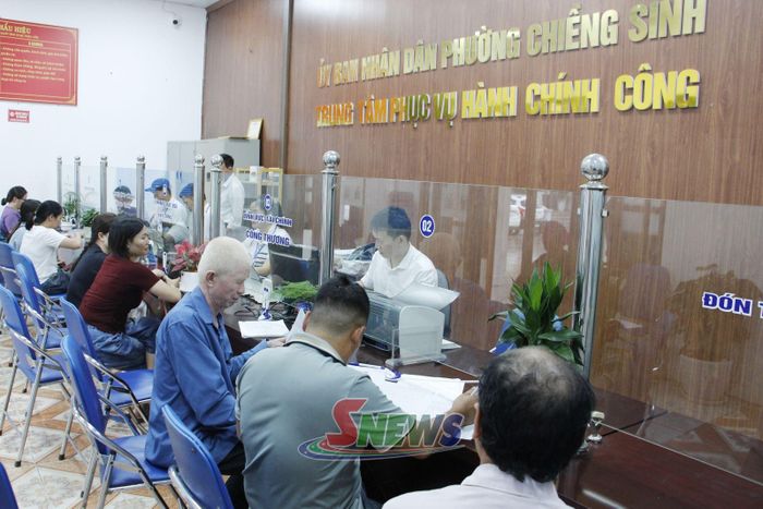 Giải quyết thủ tục hành chính cho nhân dân tại Trung tâm phục vụ hành chính công phường Chiềng Sinh.