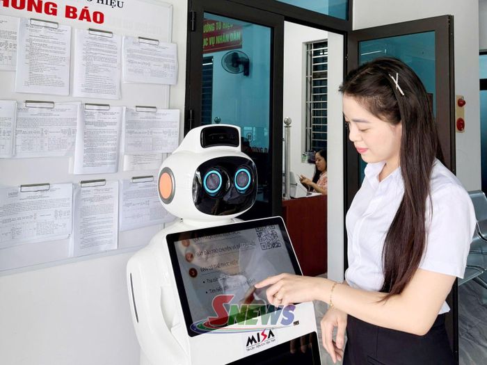 Công chức phường Tô Hiệu sử dụng trợ lý ảo robot AI trong giải quyết thủ tục hành chính.