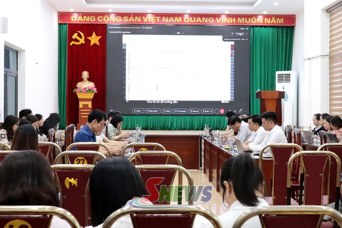 Hội nghị được tổ chức trực tiếp kết hợp trực tuyến đến các điểm cầu xã, phường trên địa bàn tỉnh.