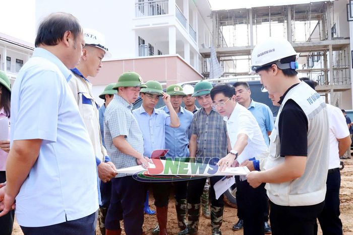 Đoàn giám sát xem sơ đồ Trường nội trú liên cấp TH-THCS Xuân Nha.