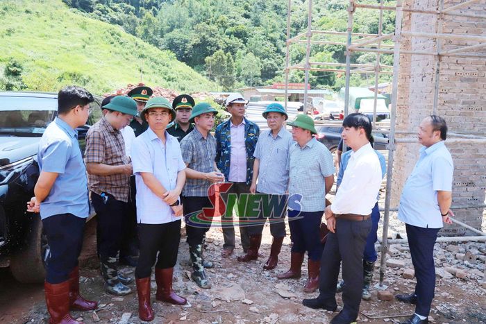 Đoàn giám sát tiến độ thi công Trường nội trú liên cấp TH-THCS Lóng Sập.