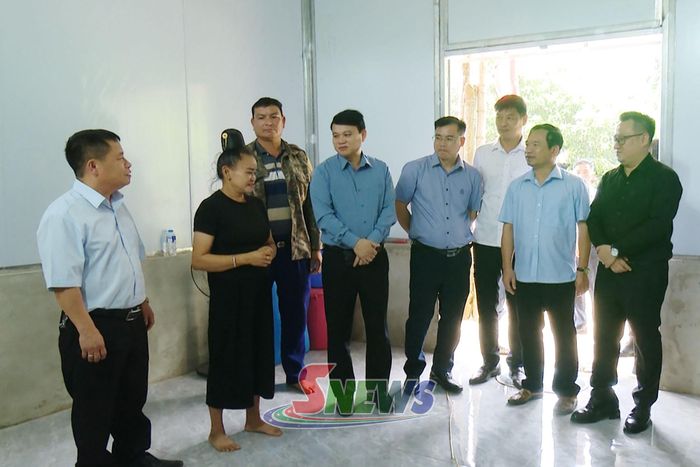 Đoàn công tác của tỉnh kiểm tra công tác xóa nhà tạm, nhà dột nát tại xã Chiềng Sung.