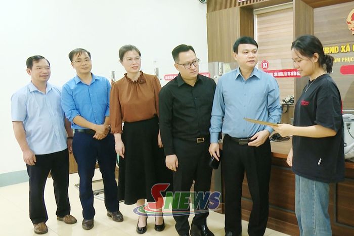 Đoàn công tác của tỉnh kiểm tra công tác cải cách thủ tục hành chính tại xã Chiềng Sung.