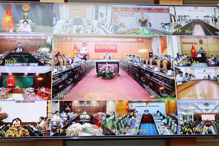 Cuộc họp được trực tuyến đến các tỉnh.