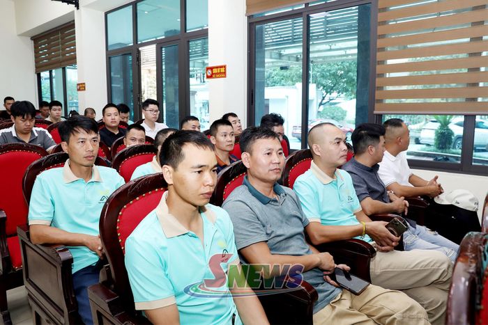 Đơn vị kinh doanh vận tải hành khách và lái xe dự cuộc tuyên truyền.