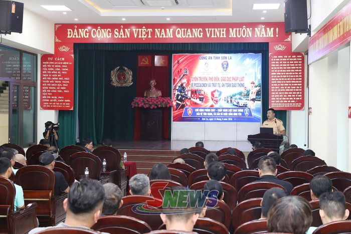 Tuyên truyền pháp luật về PCCC và CNCH và trật tự, an toàn giao thông cho đơn vị kinh doanh vận tải hành khách và lái xe.