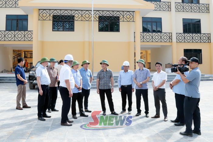 Đoàn giám sát tiến độ Trường nội trú liên cấp TH-THCS Yên Sơn.
