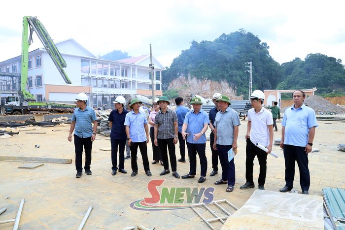 Đoàn giám sát nắm tiến độ triển khai dự án Trường phổ thông nội trú liên cấp TH-THCS Phiêng Khoài.