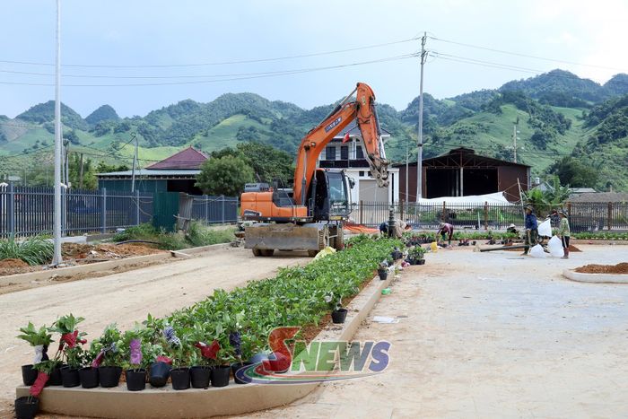 Thi công hạng mục cây xanh khuôn viên Trường phổ thông nội trú liên cấp TH-THCS Lóng Phiêng.
