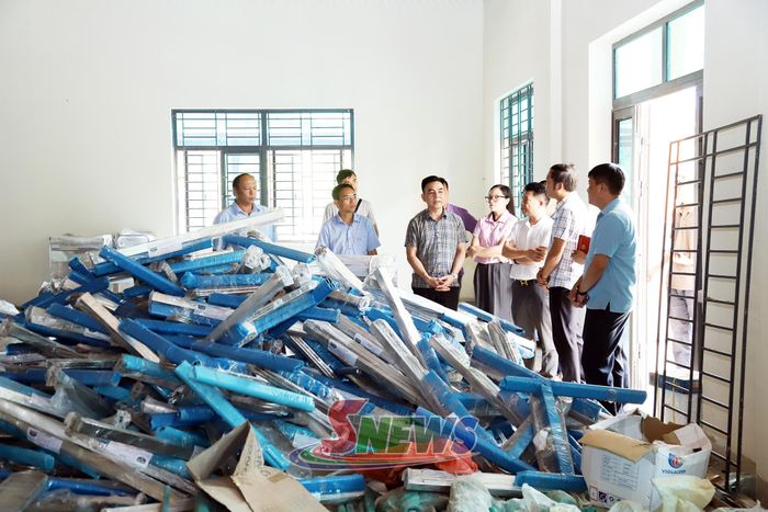 Trang thiết bị nhà ăn nội trú được tập kết sẵn sàng lắp đặt phục vụ năm học mới.