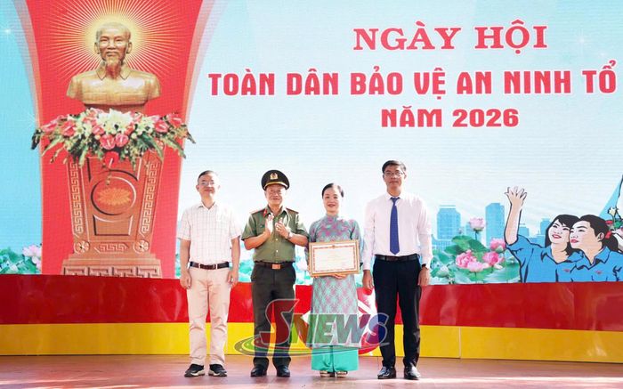 Lãnh đạo Công an tỉnh chuyển trao Bằng khen của Bộ trưởng Bộ Công an cho tập thể Trường THPT Chuyên Sơn La.