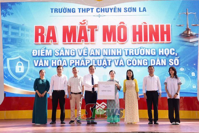 Lãnh đạo UBND tỉnh tặng quà ra mắt mô hình “Điểm sáng về an ninh trường học, văn hóa pháp luật và công dân số” của Trường THPT Chuyên Sơn La.