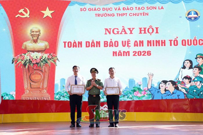 Lãnh đạo Công an tỉnh trao giấy khen của Giám đốc Công an tỉnh cho tập thể, cá nhân.