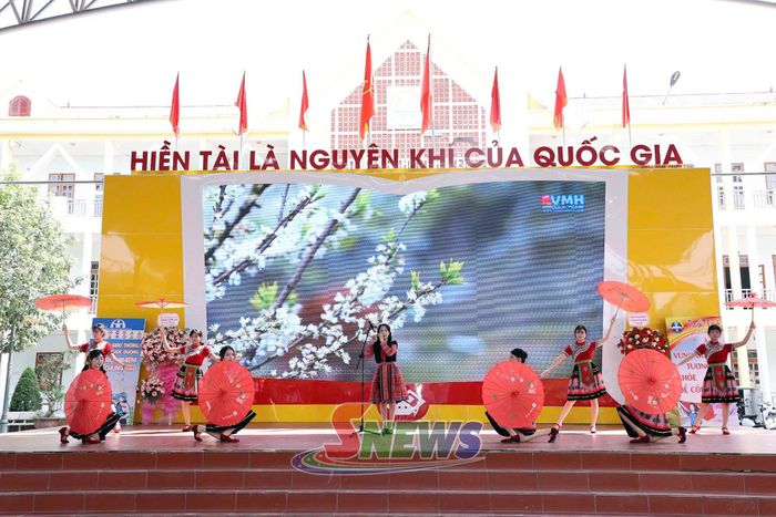 Tiết mục văn nghệ chào mừng Ngày hội.