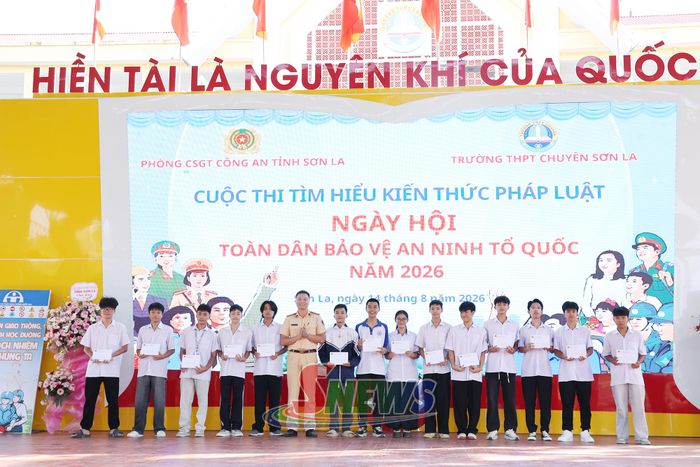 Trao giải Cuộc thi tìm hiểu kiến thức pháp luật.