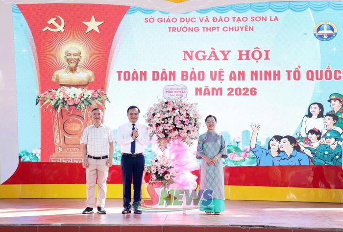 Đồng chí Hà Trung Chiến tặng hoa chúc mừng nhà trường.
