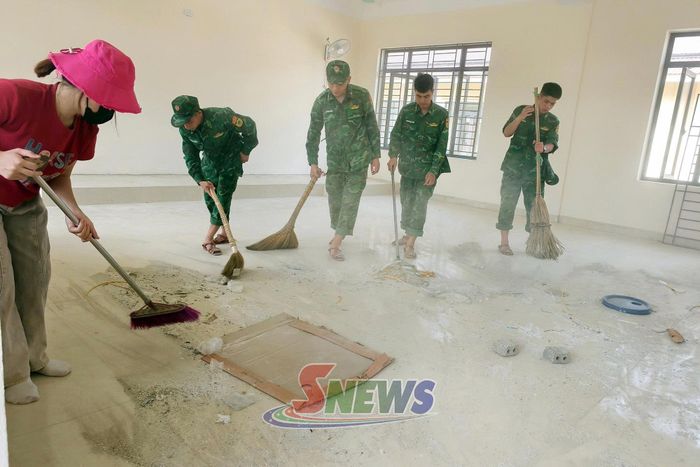 Giáo viên và Cán bộ Đồn Biên phòng Mường Lạn vệ sinh phòng học.