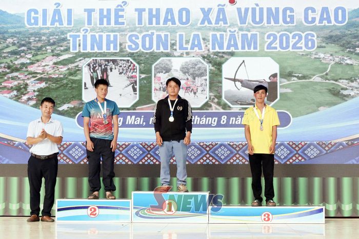 Ban tổ chức trao huy chương cho các vận động viên thi đấu tu lu.Ban tổ chức trao huy chương cho các vận động viên thi đấu bắn nỏ. 