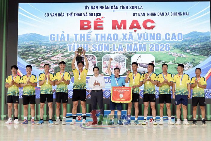 Ban tổ chức trao huy chương vàng cho các vận động viên môn bóng chuyền.