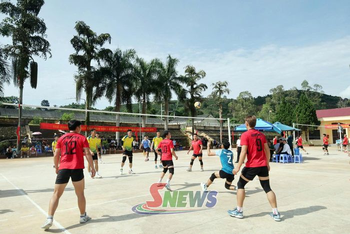 Một trận thi đấu của đội bóng chuyền xã Sốp Cộp và xã Mường É.