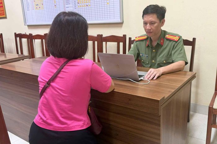 Công an làm việc với bà N. Ảnh: Công an tỉnh Phú Thọ