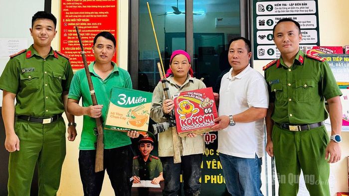 Người dân xã Thông Nguyên mang súng tự chế đến đổi quà.
