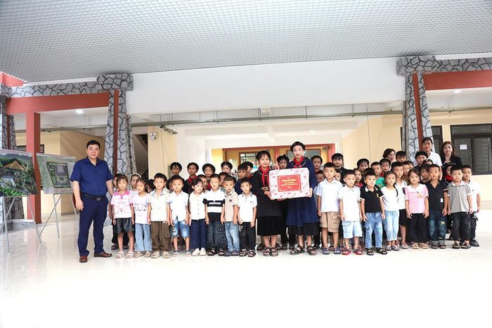 Phó Chủ tịch UBND tỉnh Hoàng Gia Long tặng quà cho học sinh Trường phổ thông nội trú liên cấp Tiểu học và THCS Thanh Thủy.