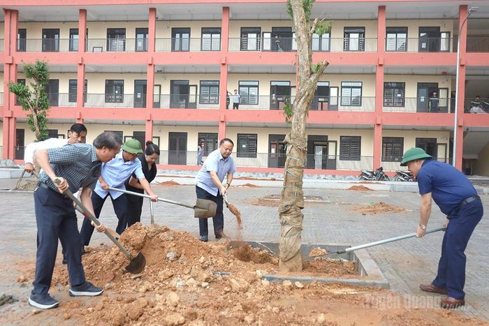 Chủ tịch UBND tỉnh Phan Huy Ngọc và Phó Chủ tịch UBND tỉnh Hoàng Gia Long cùng lãnh đạo các sở, ngành, trồng cây tại khuôn viên sân trường.