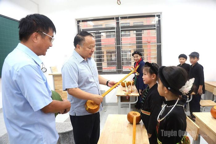 Chủ tịch UBND tỉnh Phan Huy Ngọc trò chuyện, hỏi thăm các em học sinh.