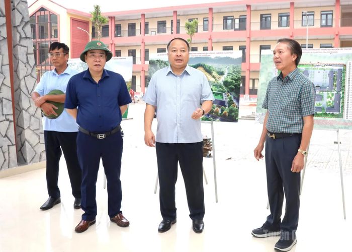 Nhà thầu thi công báo cáo tiến độ dự án với các đồng chí lãnh đạo tỉnh.
