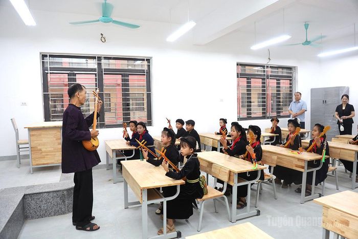 Chủ tịch UBND tỉnh Phan Huy Ngọc và các đồng chí lãnh đạo tỉnh kiểm tra các điều kiện cơ sở vật chất phục vụ công tác dạy và học tại các phòng lớp học.