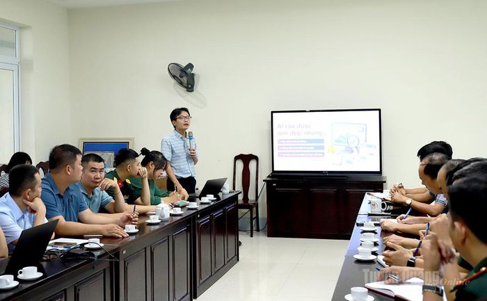 Nhà báo T.S Lương Đông Sơn, Giảng viên Học viện Báo chí và Tuyên truyền thông tin các nội dung tập huấn đến học viên.