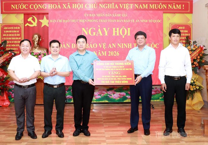 Đồng chí Hà Trung Kiên, Phó Chủ tịch Thường trực Ủy ban MTTQ tỉnh tặng xã Du Già 8 bộ máy tính trị giá 160 triệu đồng.