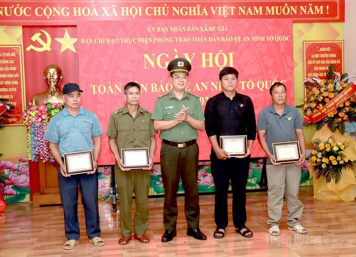 4 cá nhân tiêu biểu của xã Du Già được nhận Kỷ niệm chương Bảo vệ an ninh Tổ quốc của Bộ trưởng Bộ Công an.