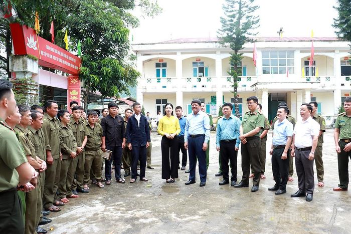 Phó Chủ tịch Thường trực Ủy ban MTTQ tỉnh Hà Trung Kiên động viên lực lượng bảo vệ an ninh trật tự ở cơ sở của xã Du Già.