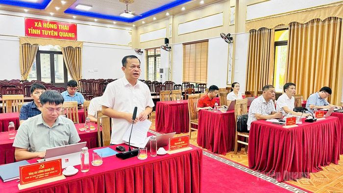 Lãnh đạo xã Hồng Thái phát biểu tại hội nghị.