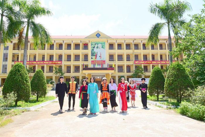 Giáo viên, học sinh Trường Phổ thông Dân tộc nội trú THPT tỉnh.