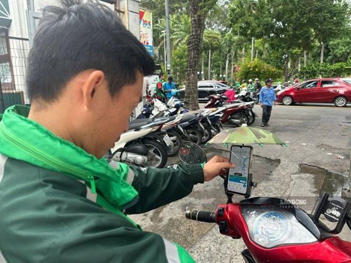 Tài xế công nghệ, người bán hàng online được đề xuất tham gia bảo hiểm xã hội bắt buộc. Ảnh: Minh Tâm