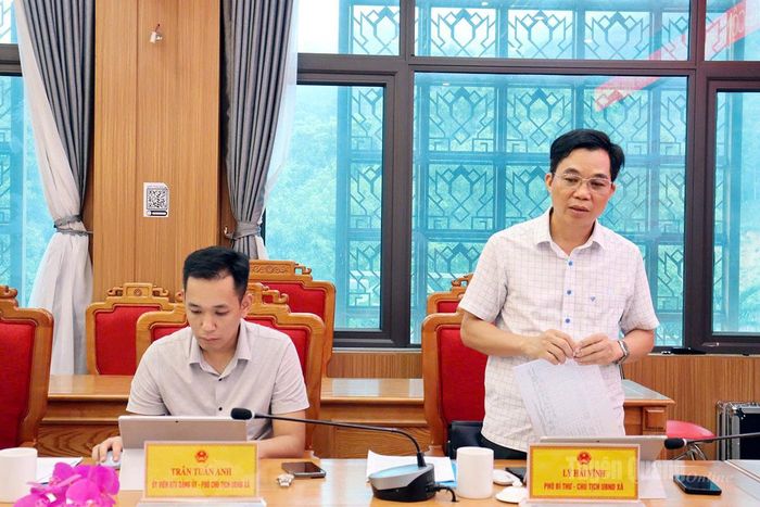 Lãnh đạo UBND xã Bắc Mê báo cáo thực hiện Chương trình mục tiêu quốc gia phát triển KT-XH vùng đồng bào dân tộc thiểu số và miền núi trên địa bàn xã.