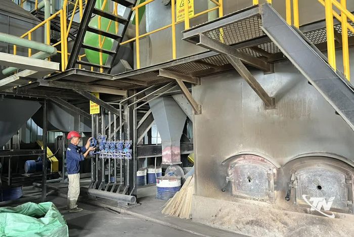 Công nhân vận hành hệ thống lò đốt tại khu vực sản xuất của doanh nghiệp.