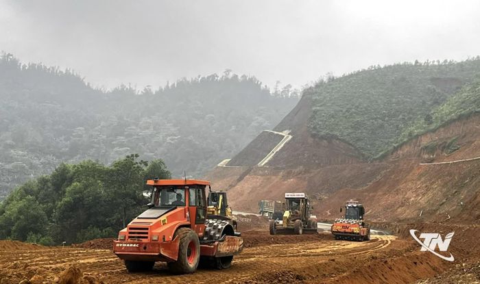 Tuyến đường Hồ Chí Minh đoạn Chợ Chu - Ngã ba Trung Sơn đang được đầu tư, tăng cường kết nối Thái Nguyên - Tuyên Quang, thúc đẩy giao thương và phát triển du lịch.