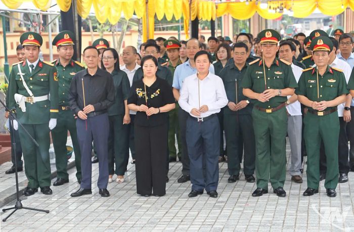 Đoàn dâng hương tưởng niệm các anh hùng liệt sĩ tại Nghĩa trang Liệt sĩ Mỹ Yên.