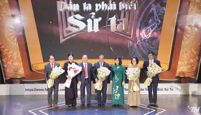 Ban Tổ chức chương trình tặng hoa cho các thành viên Ban Giám khảo của Gameshow “Dân ta phải biết sử ta” năm 2026.