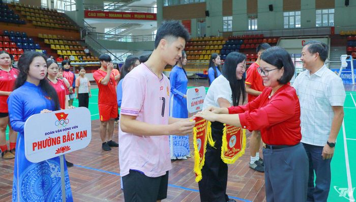 Ban Tổ chức trao cờ lưu niệm cho các đoàn.