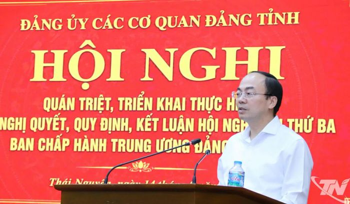 Đồng chí Nguyễn Đăng Bình, Phó Bí thư Thường trực Tỉnh ủy, Trưởng Đoàn ĐBQH tỉnh, Bí thư Đảng ủy Các cơ quan Đảng tỉnh quán triệt các nội dung trọng tâm.