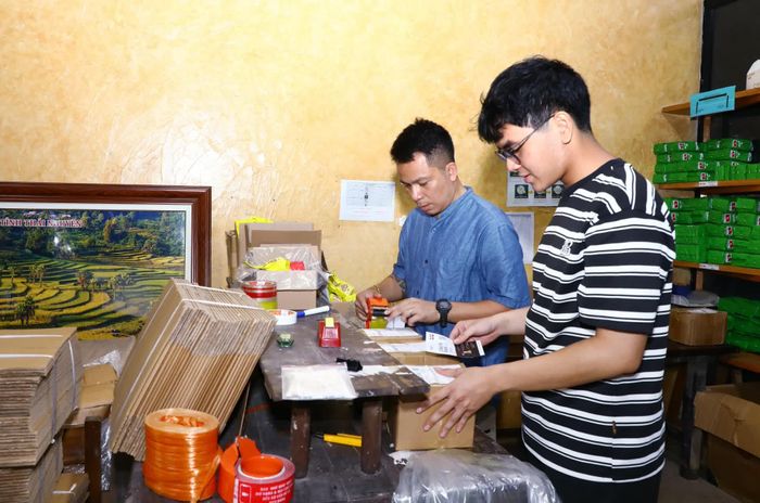 Anh Cương kiểm tra bộ phận đóng gói, vận đơn kỹ lưỡng trước khi đưa sản phẩm đến tay người tiêu dùng.