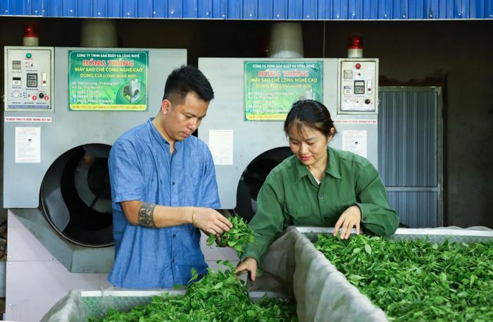 Anh Cương sát sao trong từng công đoạn chế biến sản phẩm.