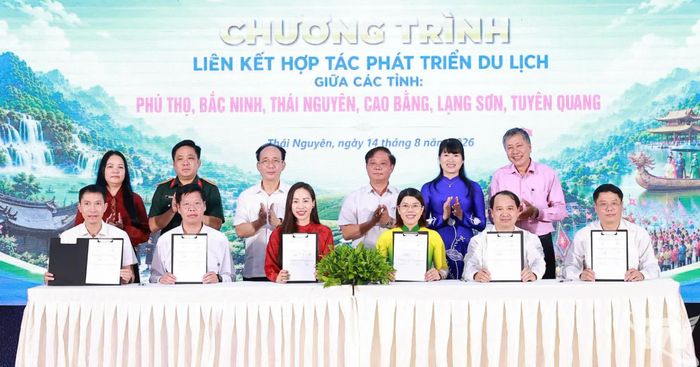 Lễ ký kết thỏa thuận hợp tác phát triển du lịch.